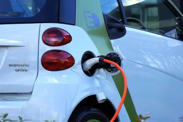 Les astuces indispensables pour économiser du carburant et adopter une conduite plus écologique avec sa voiture