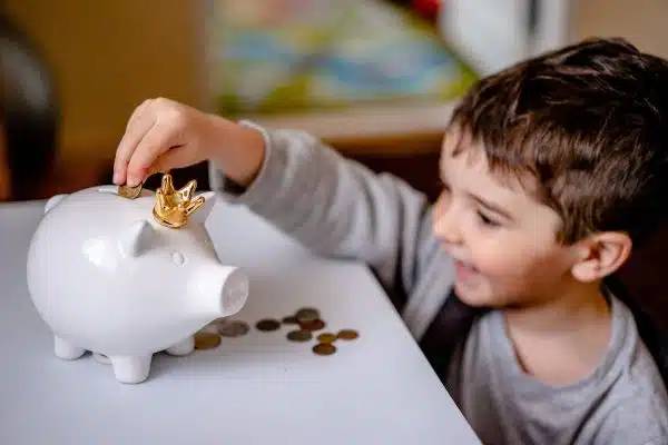 Les clés pour inculquer à vos enfants de bonnes habitudes financières