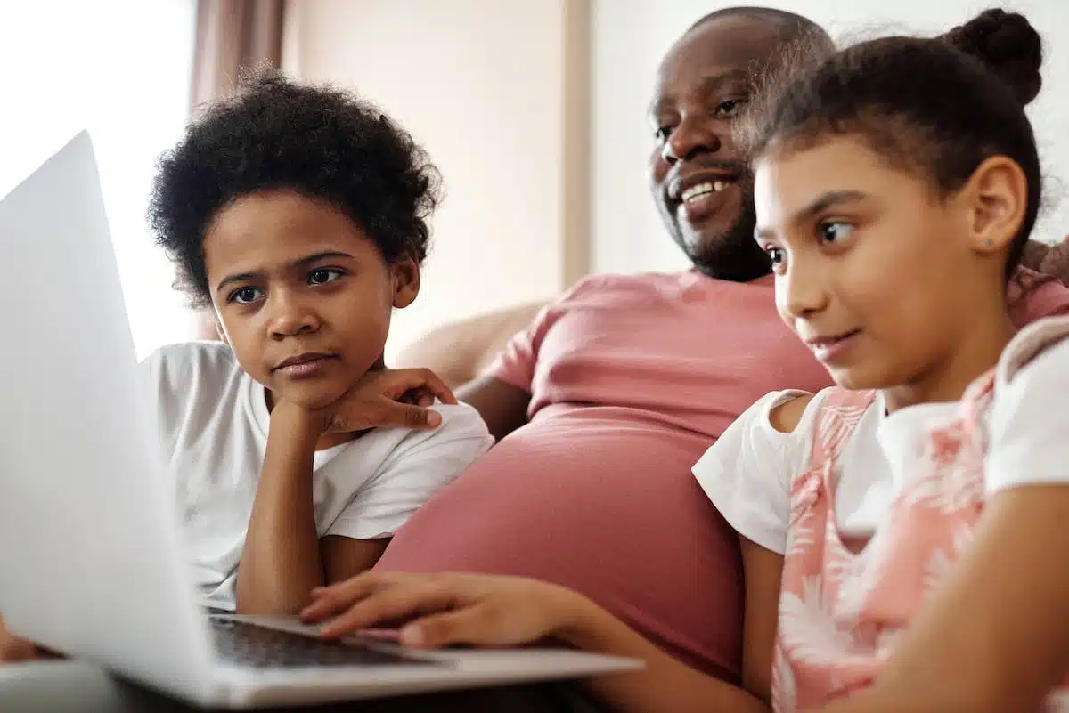 Transmettre les valeurs familiales à ses enfants : guide pratique et conseils essentiels