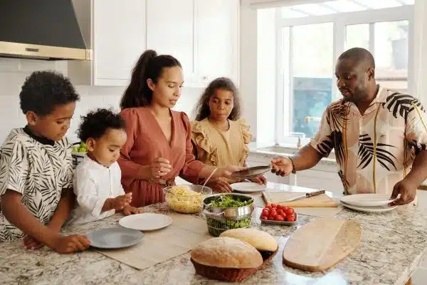 Maintenir une hygiène de vie en famille : les clés pour une alimentation, un sport et un sommeil de qualité