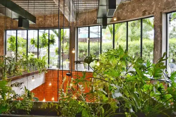 Aménager astucieusement un petit jardin urbain pour lui donner un charme unique