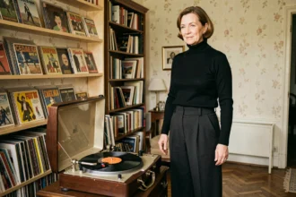 Femme parisienne écoutant un disque vinyle des années 60 dans un appartement vintage avec mobilier rétro et pochettes de 45 tours