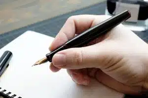 Comment choisir son stylo plume : guide complet pour trouver le modèle idéal