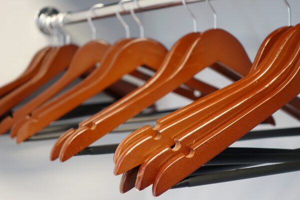 Lot de cintres pas cher : améliorez votre boutique avec style !